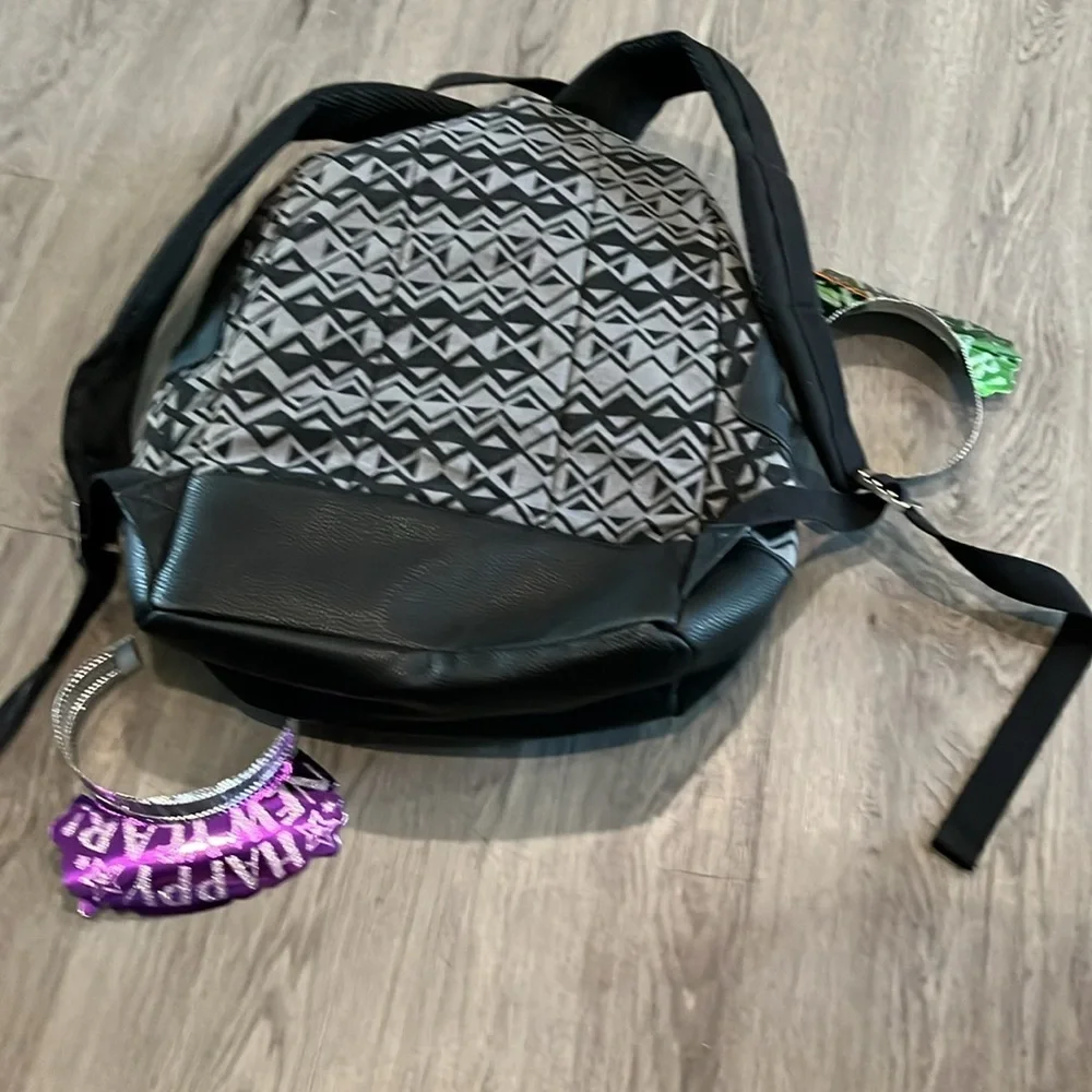 Back and printed vegan leather backpack 💙